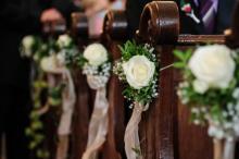 Banc pour mariage décoré avec une rose blanche - Boutique Vergez Tarnos